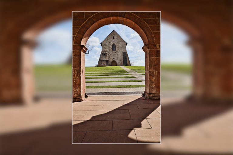 Karolingische Torhalle mit Blick auf Kirchenfragment